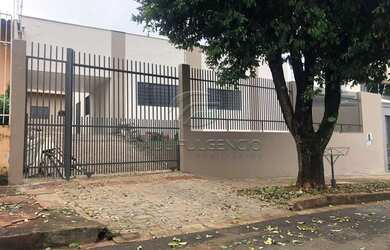 Imagem: A casa possui 5 Dormitórios, 4 Banheiros, 3 Vagas na garagem