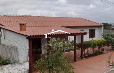 Imagem: A casa possui 3 Dormitórios, 2 Banheiros, 2 Vagas na garagem