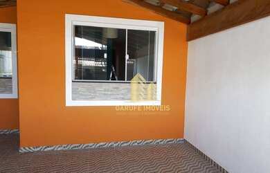 Imagem: A casa possui 3 Dormitórios, 1 Banheiro, 2 Vagas na garagem