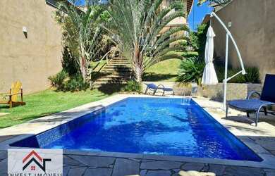 Imagem: A casa possui 4 Dormitórios, 5 Banheiros, 2 Vagas na garagem