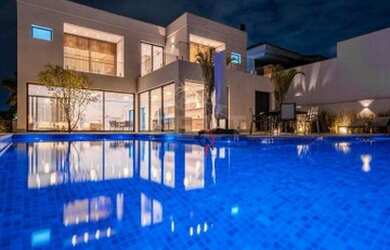 Imagem: A casa em condomínio possui 5 Dormitórios, 5 Banheiros, 5