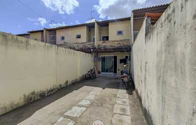 Imagem: A casa possui 3 Dormitórios, 3 Banheiros, 2 Vagas na garagem