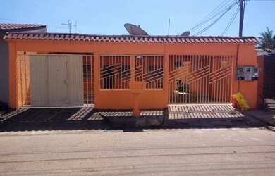 Imagem: A casa possui 3 Dormitórios, 3 Banheiros, 2 Vagas na garagem