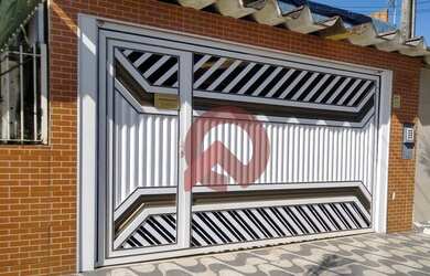 Imagem: A casa possui 3 Dormitórios, 2 Banheiros, 2 Vagas na garagem