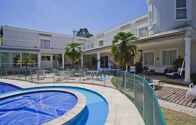 Imagem: A casa em condomínio possui 5 Dormitórios, 5 Banheiros, 5