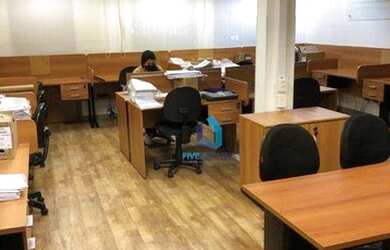 Imagem: O depósito possui 2 Vagas na garagem, 140m² de Área e está