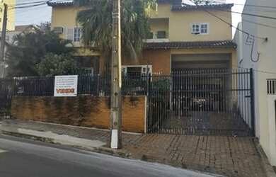 Imagem: A casa possui 4 Dormitórios, 5 Banheiros, 5 Vagas na garagem