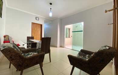 Imagem: A casa possui 3 Dormitórios, 2 Banheiros, 2 Vagas na garagem