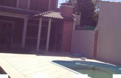 Imagem: A casa e possui 4 Dormitórios, Suítes, 2 Banheiros, 4 Vagas