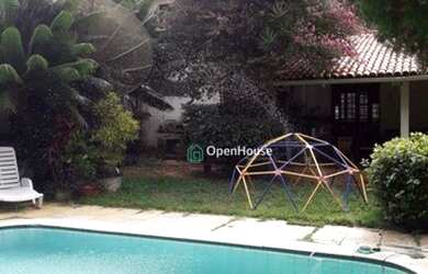 Imagem: A casa possui 5 Dormitórios, 5 Banheiros, 4 Vagas na garagem