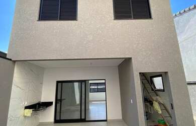 Imagem: A casa possui 3 Dormitórios, 3 Banheiros, 3 Vagas na garagem