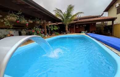 Imagem: A casa possui 3 Dormitórios, 3 Banheiros, 3 Vagas na garagem