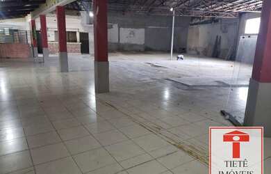 Imagem: O depósito possui 5 Vagas na garagem, 454m² de Área e está