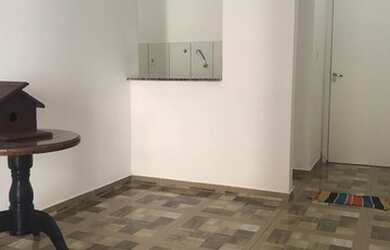 Imagem: O apartamento possui 2 Dormitórios, 1 Banheiro, 1 Vaga na garagem