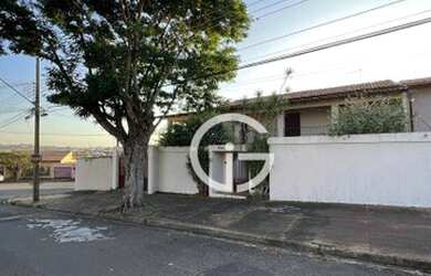 Imagem: A casa possui 4 Dormitórios, 4 Banheiros, 5 Vagas na garagem