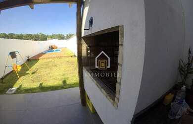 Imagem: A casa possui 3 Dormitórios, 2 Banheiros, 2 Vagas na garagem