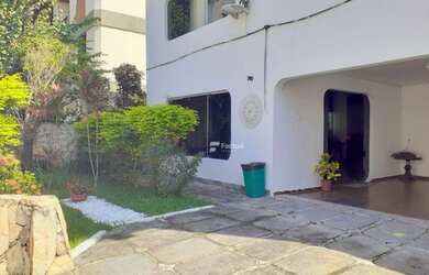 Imagem: A casa possui 3 Dormitórios, 5 Banheiros, 4 Vagas na garagem