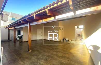 Imagem: A casa possui 4 Dormitórios, 4 Banheiros, 3 Vagas na garagem