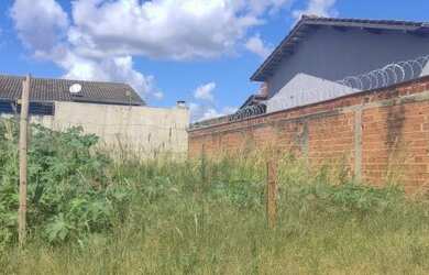 Imagem: O terreno possui 200m² de Área e está localizado em Loteamento