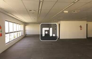 Imagem: O depósito possui 5 Vagas na garagem, 652m² de Área e está