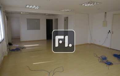 Imagem: O depósito possui 3 Vagas na garagem, 105m² de Área e está