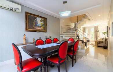 Imagem: A casa em condomínio possui 4 Dormitórios, 4 Banheiros, 2