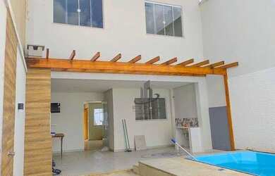 Imagem: A casa possui 3 Dormitórios, 2 Banheiros, 2 Vagas na garagem