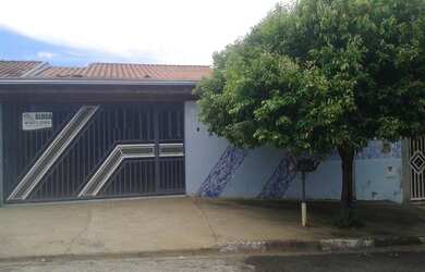 Imagem: A casa possui 3 Dormitórios, 1 Banheiro, 1 Vaga na garagem