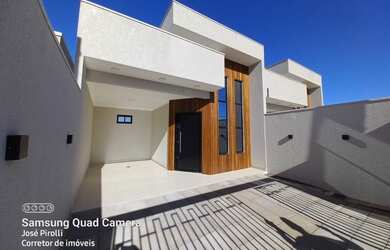 Imagem: A casa possui 3 Dormitórios, 3 Banheiros, 3 Vagas na garagem