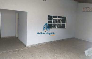 Imagem: A casa possui 3 Dormitórios, 1 Banheiro, 2 Vagas na garagem