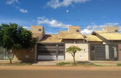 Imagem: A casa possui 2 Dormitórios, 1 Banheiro, 1 Vaga na garagem