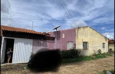 Imagem: A casa possui 3 Dormitórios, 2 Banheiros, 1 Vaga na garagem