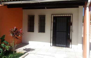 Imagem: A casa possui 3 Dormitórios, 3 Banheiros, 5 Vagas na garagem