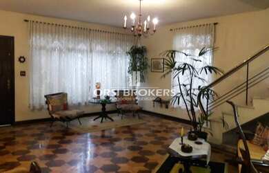 Imagem: A casa possui 3 Dormitórios, 2 Banheiros, 4 Vagas na garagem