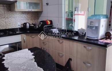 Imagem: A casa possui 4 Dormitórios, 1 Banheiro, 2 Vagas na garagem