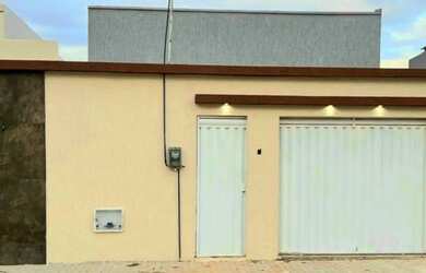 Imagem: A casa possui 3 Dormitórios, 2 Banheiros, 2 Vagas na garagem