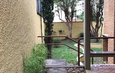 Imagem: A casa possui 3 Dormitórios, 5 Banheiros, 3 Vagas na garagem