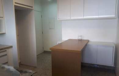 Imagem: O apartamento possui 3 Dormitórios, 1 Banheiro, 3 Vagas na