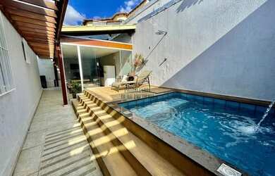 Imagem: A casa possui 4 Dormitórios, 4 Banheiros, 2 Vagas na garagem