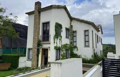 Imagem: A casa em condomínio possui 4 Dormitórios, 5 Banheiros, 5