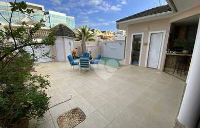 Imagem: A casa em condomínio possui 4 Dormitórios, 5 Banheiros, 3