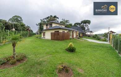 Imagem: A casa possui 3 Dormitórios, 3 Banheiros, 4 Vagas na garagem