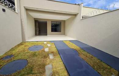 Imagem: A casa possui 3 Dormitórios, 2 Banheiros, 4 Vagas na garagem