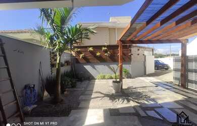 Imagem: A casa possui 3 Dormitórios, 2 Banheiros, 2 Vagas na garagem