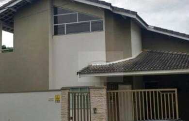 Imagem: A casa possui 3 Dormitórios, 5 Banheiros, 2 Vagas na garagem