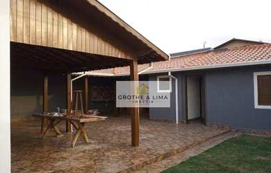 Imagem: A casa possui 3 Dormitórios, 2 Banheiros, 3 Vagas na garagem