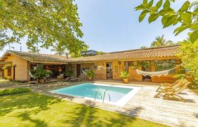 Imagem: A casa possui 3 Dormitórios, 3 Banheiros, 2 Vagas na garagem