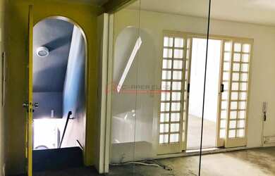 Imagem: O depósito possui 3 Vagas na garagem, 200m² de Área e está