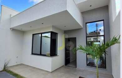 Imagem: A casa possui 3 Dormitórios, 1 Banheiro, 2 Vagas na garagem