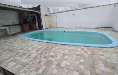 Imagem: A casa possui 3 Dormitórios, 2 Banheiros, 2 Vagas na garagem